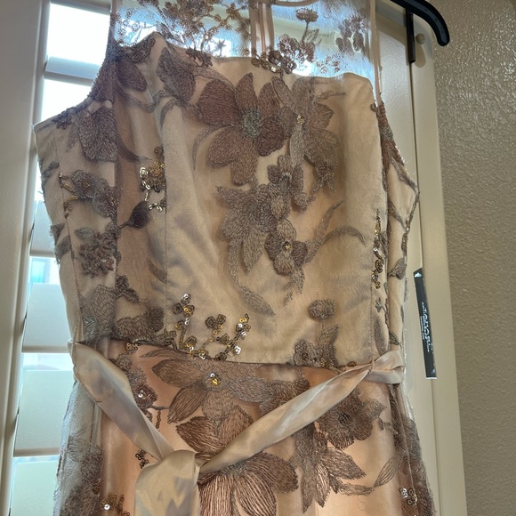 TAHARI Arthur S. Levine,  dress in size M color Rose Gold and cream background - Picture 12 of 16